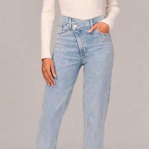 Abercrombie & Fitch Ultra High Rise 90s Straight Jean Light w Criss-Cross Zipper